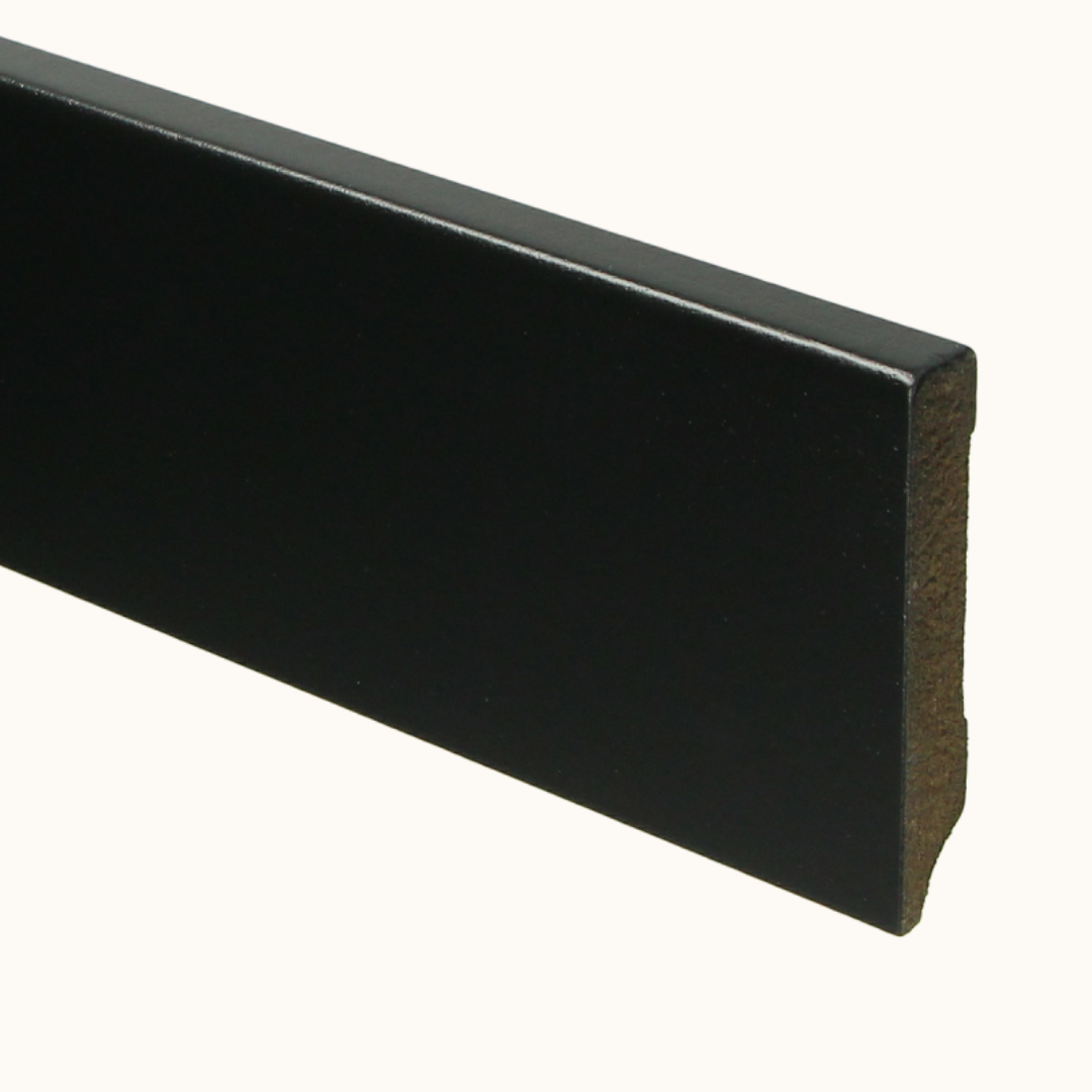 Gelakte plint RAL 9005